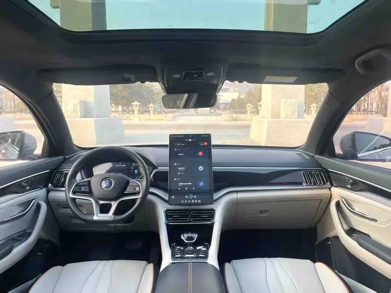 Vehicle photo 7