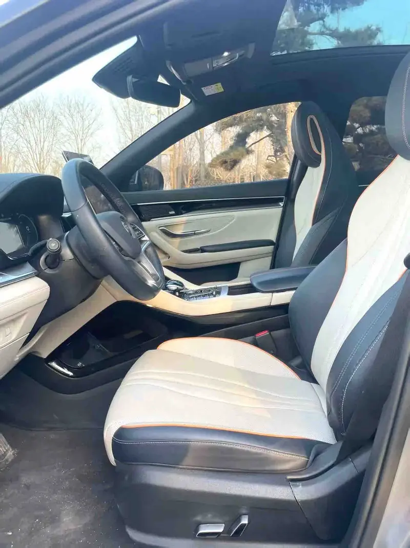 Vehicle photo 8