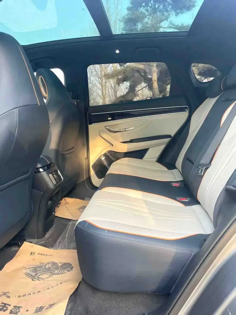 Vehicle photo 9