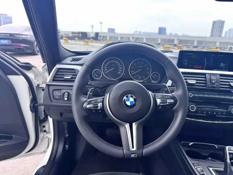 Vehicle photo 8