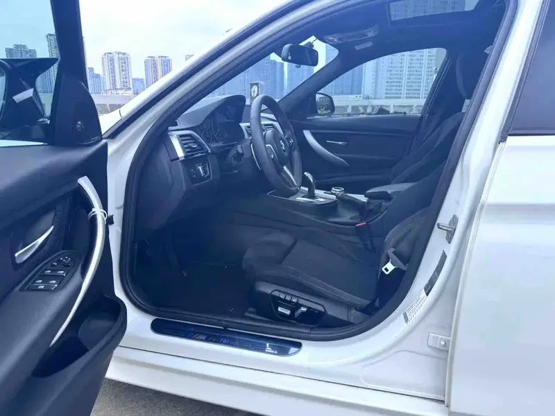 Vehicle photo 9