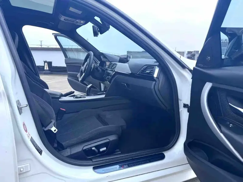 Vehicle photo 10