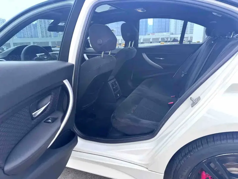 Vehicle photo 11