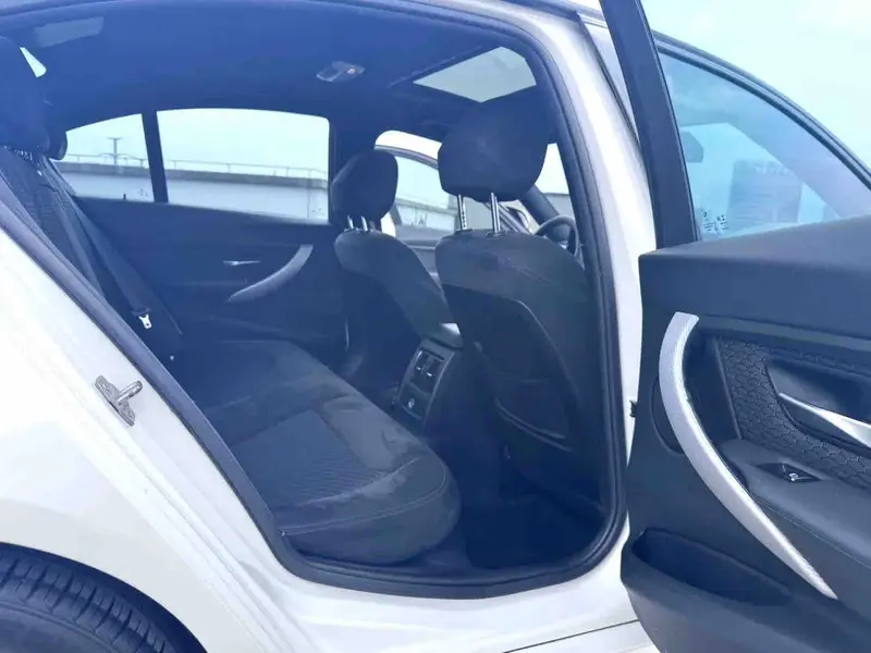Vehicle photo 12