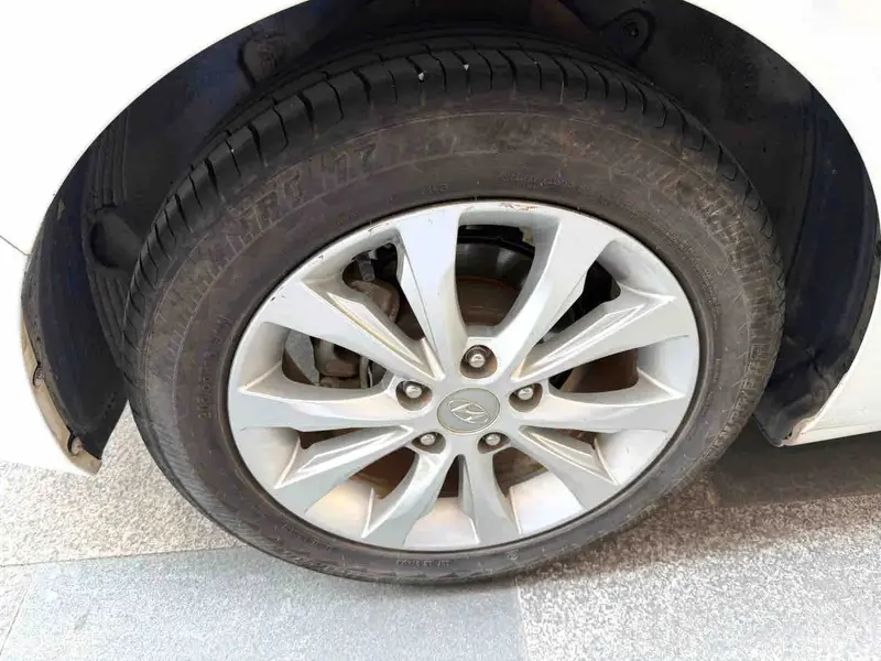 Vehicle photo 11
