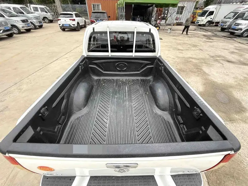 Vehicle photo 6