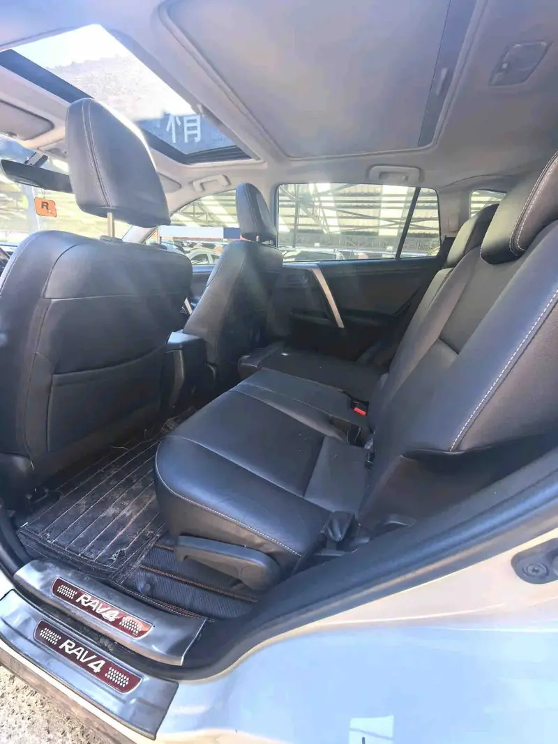Vehicle photo 9