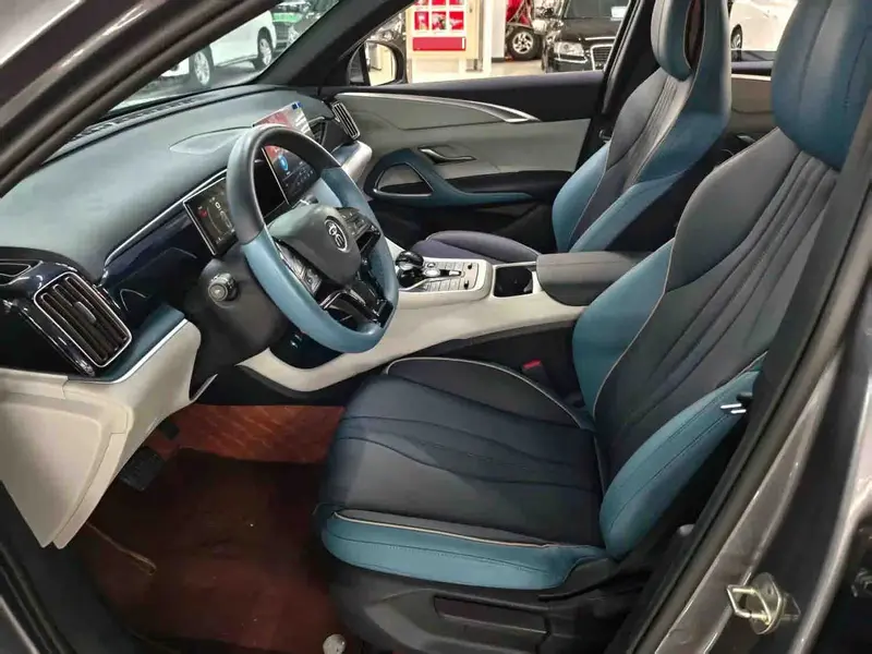 Vehicle photo 7