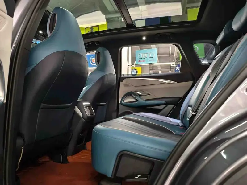Vehicle photo 9