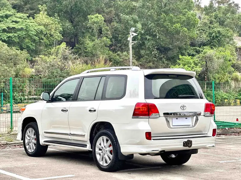 Vehicle photo 4