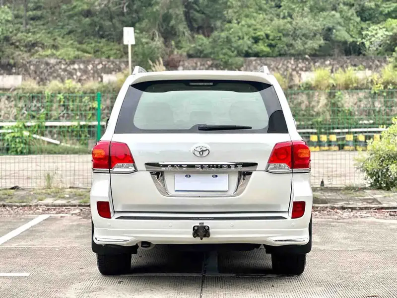 Vehicle photo 5