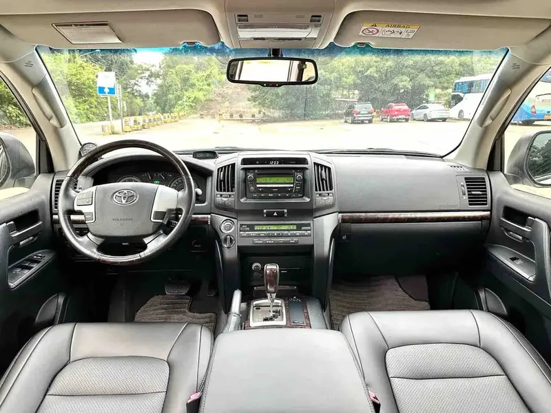 Vehicle photo 6