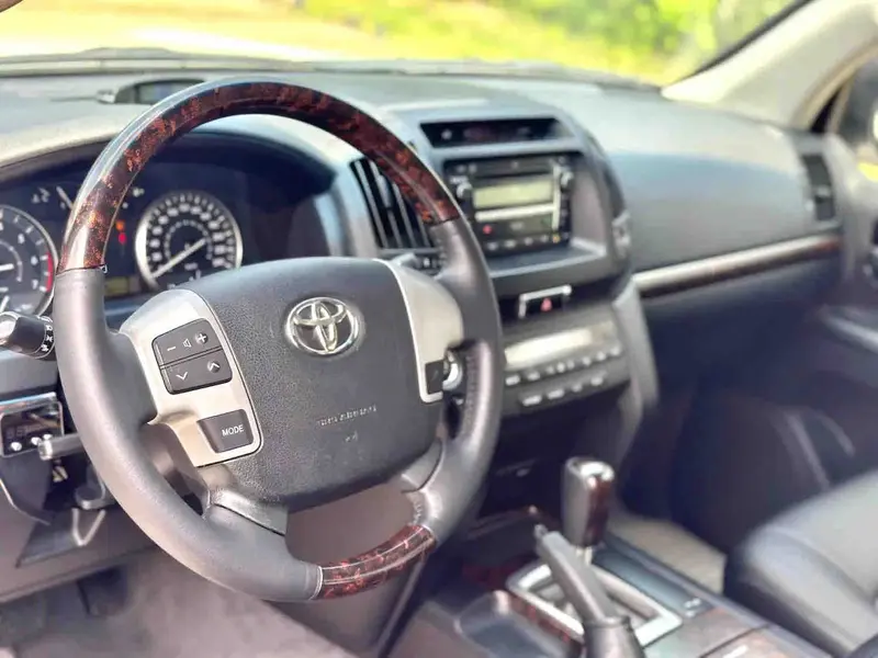 Vehicle photo 7