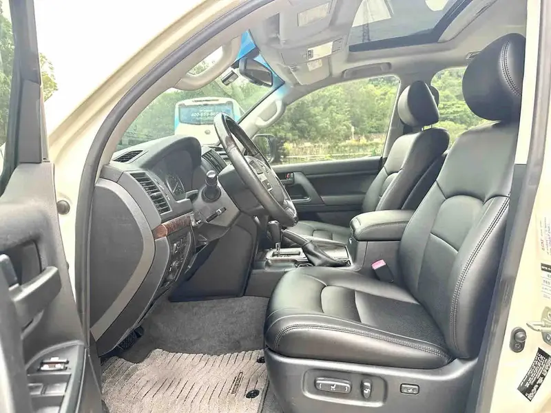 Vehicle photo 8