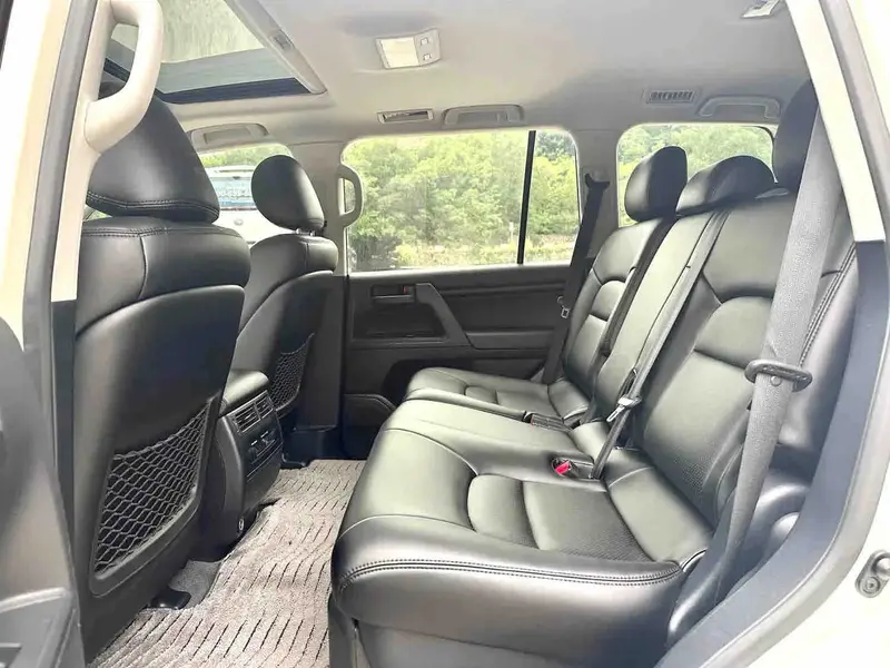 Vehicle photo 9