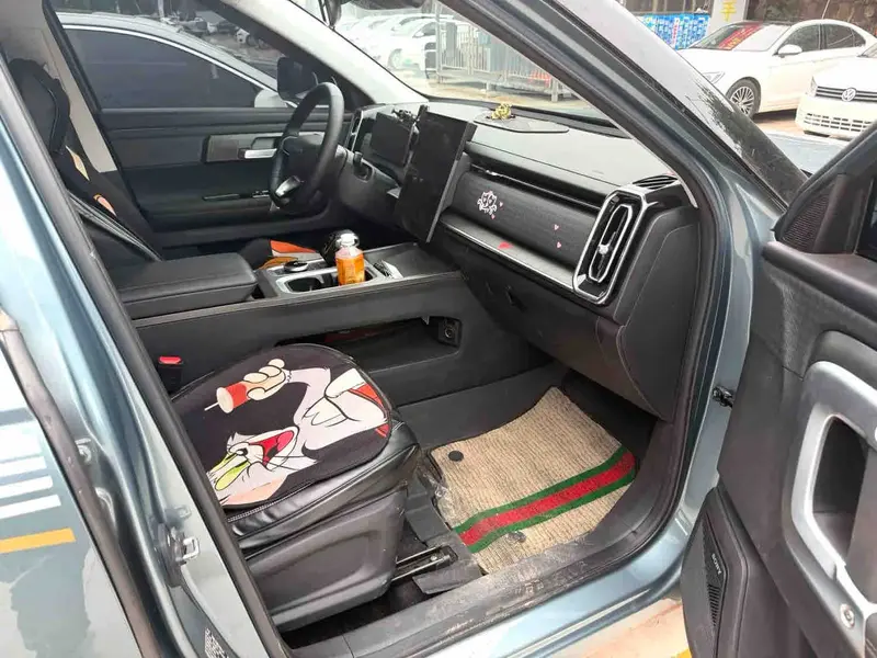 Vehicle photo 7