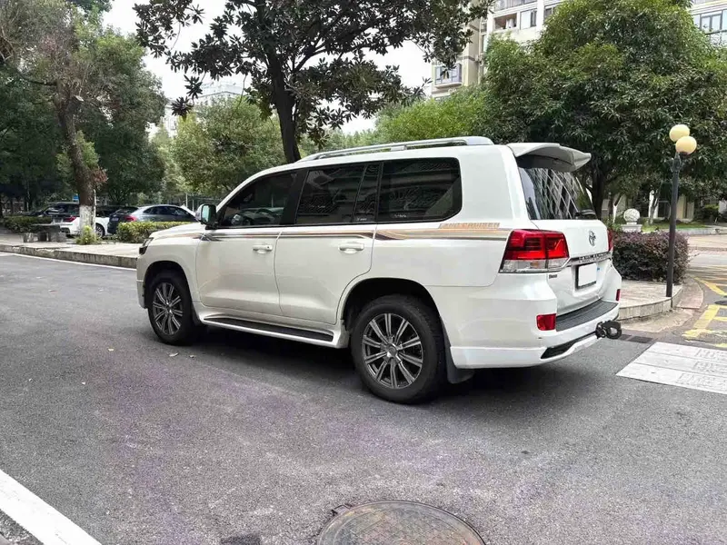 Vehicle photo 3