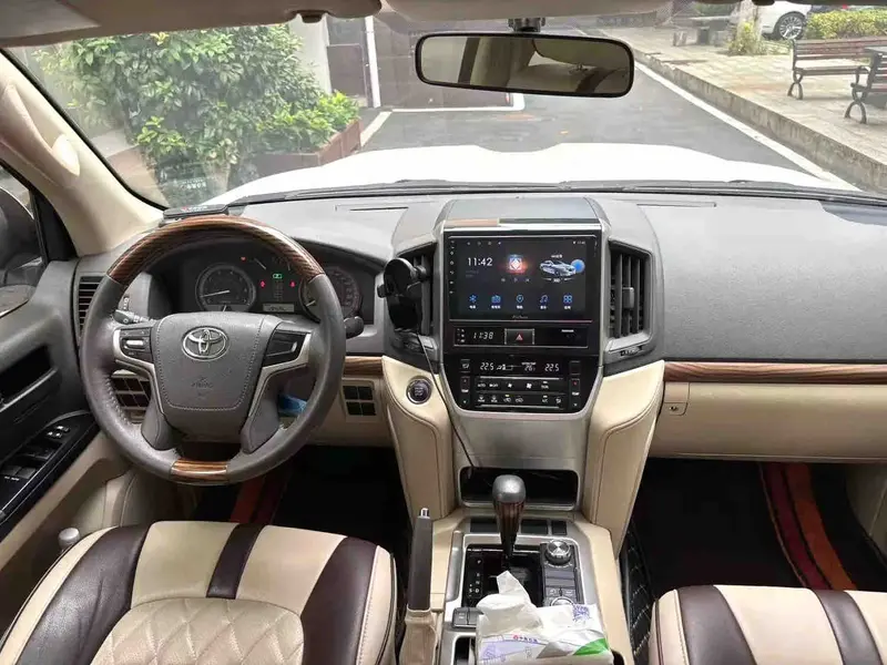 Vehicle photo 7