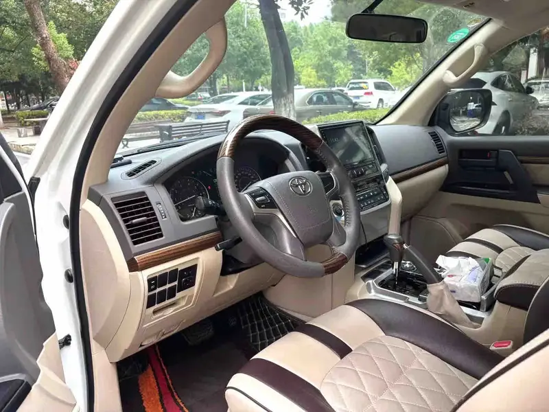 Vehicle photo 8