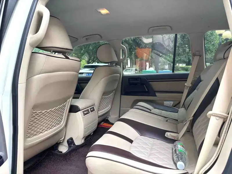 Vehicle photo 9