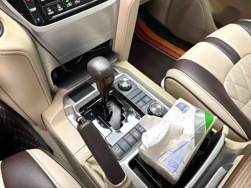 Vehicle photo 12