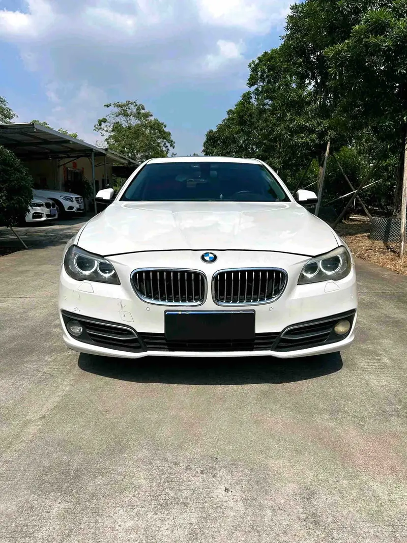 Vehicle photo 2