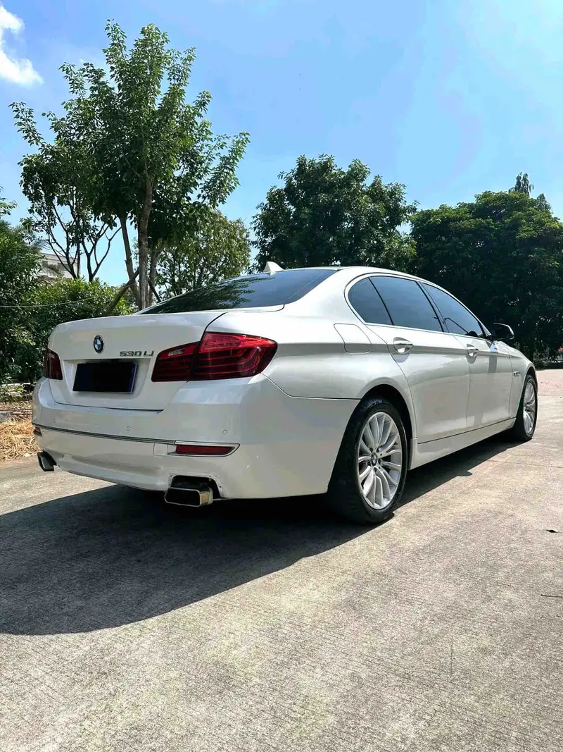 Vehicle photo 6