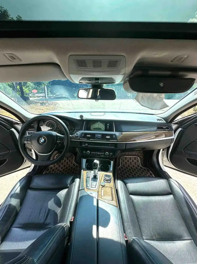 Vehicle photo 7