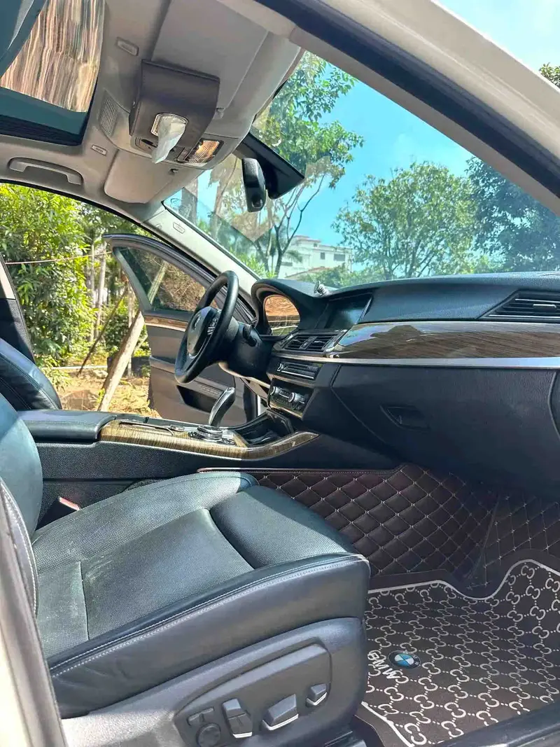 Vehicle photo 8