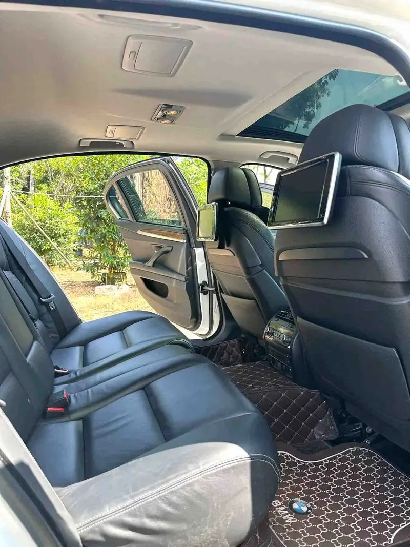 Vehicle photo 9