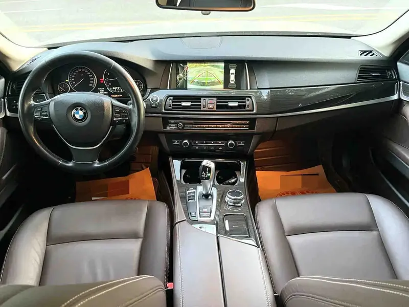 Vehicle photo 7