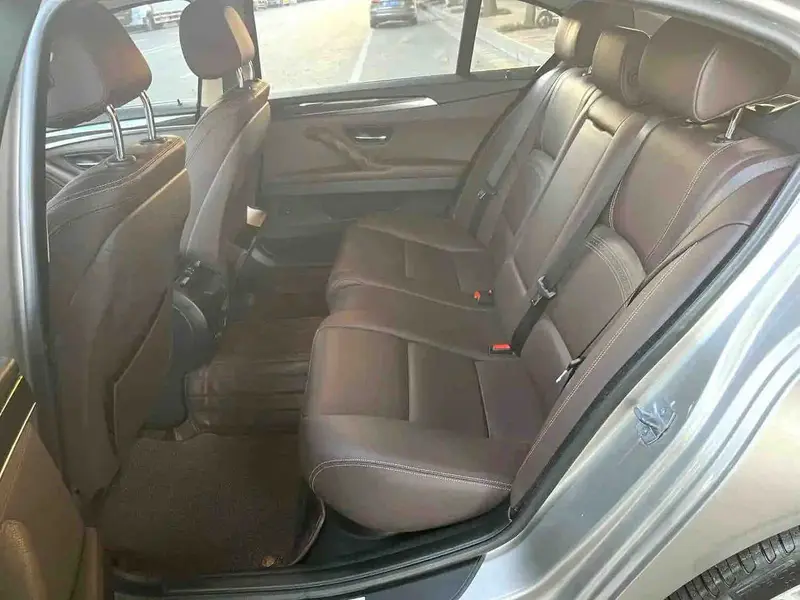 Vehicle photo 9