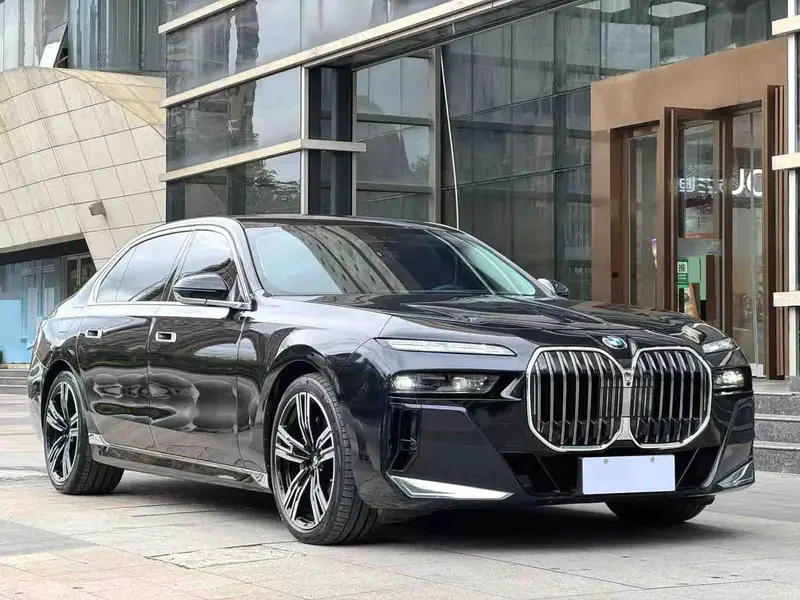Vehicle photo 3
