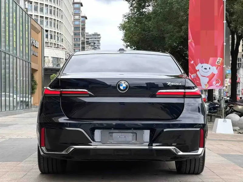 Vehicle photo 6