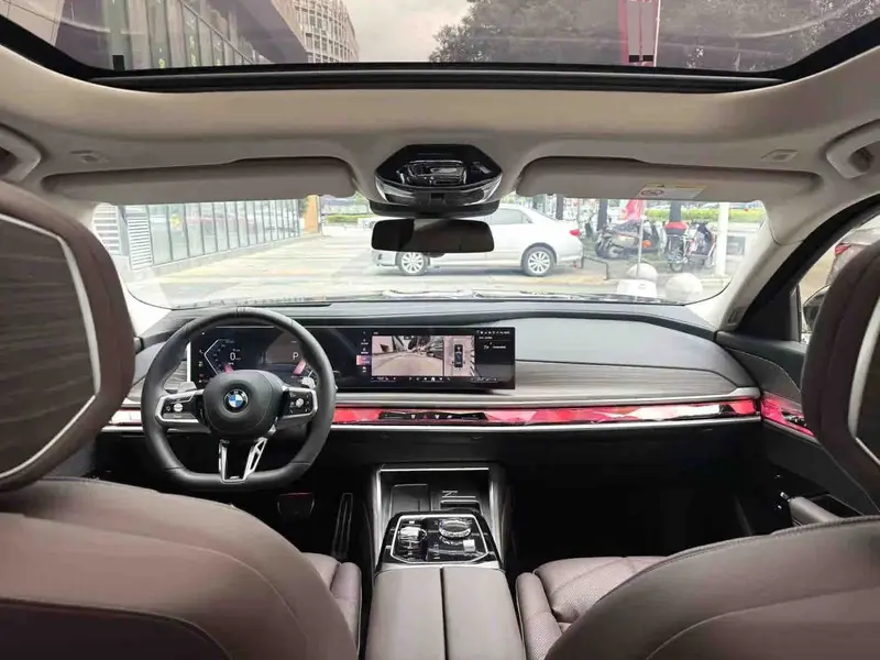 Vehicle photo 7