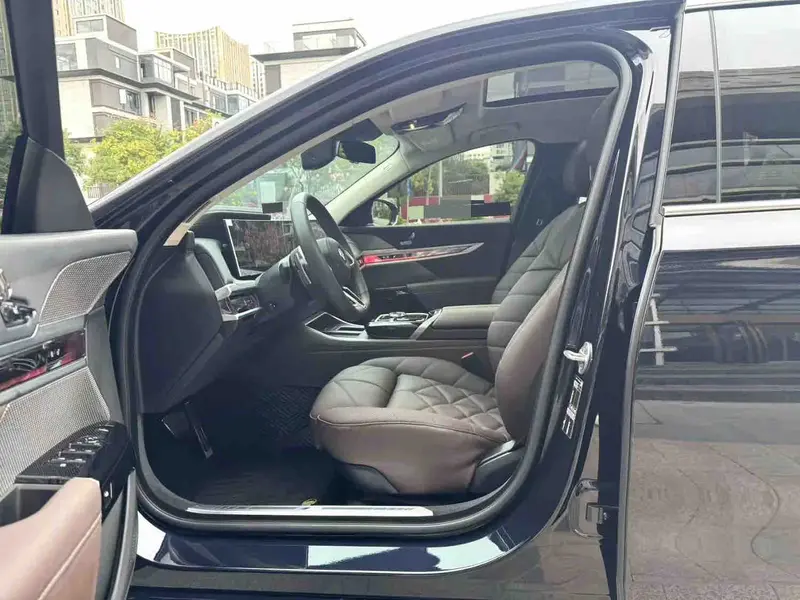 Vehicle photo 8