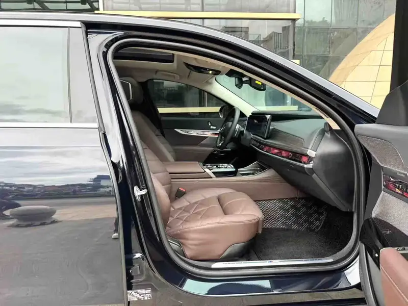 Vehicle photo 9