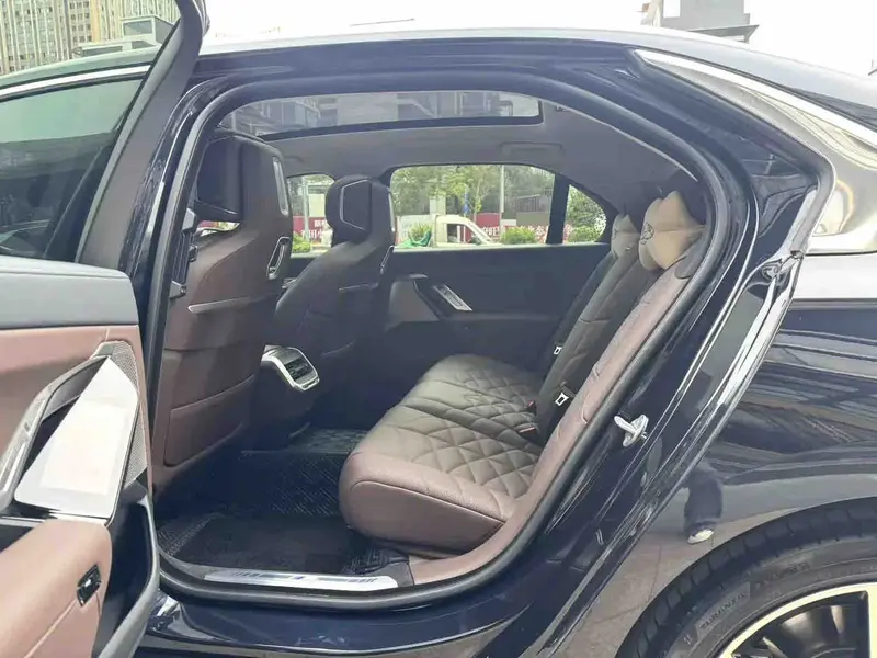 Vehicle photo 10