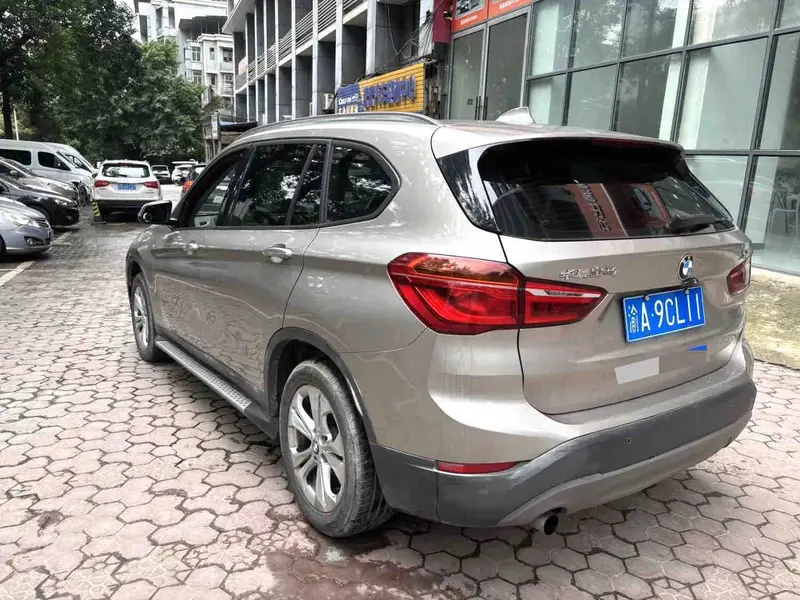 Vehicle photo 4