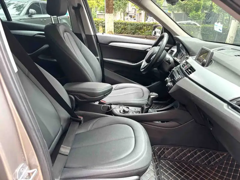 Vehicle photo 6
