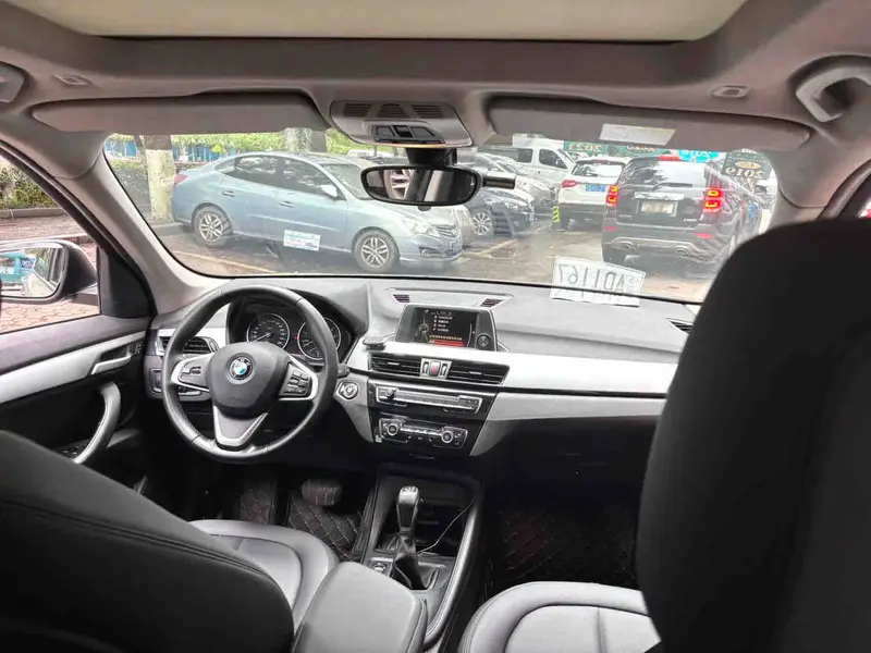 Vehicle photo 7