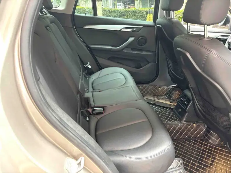 Vehicle photo 8