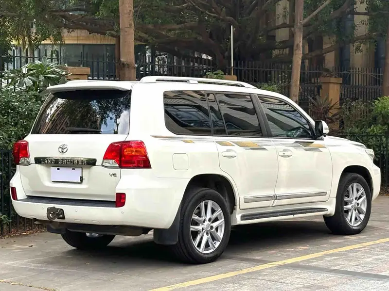 Vehicle photo 6