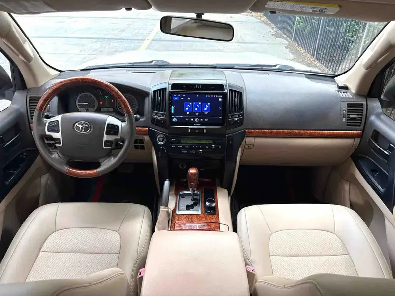 Vehicle photo 7