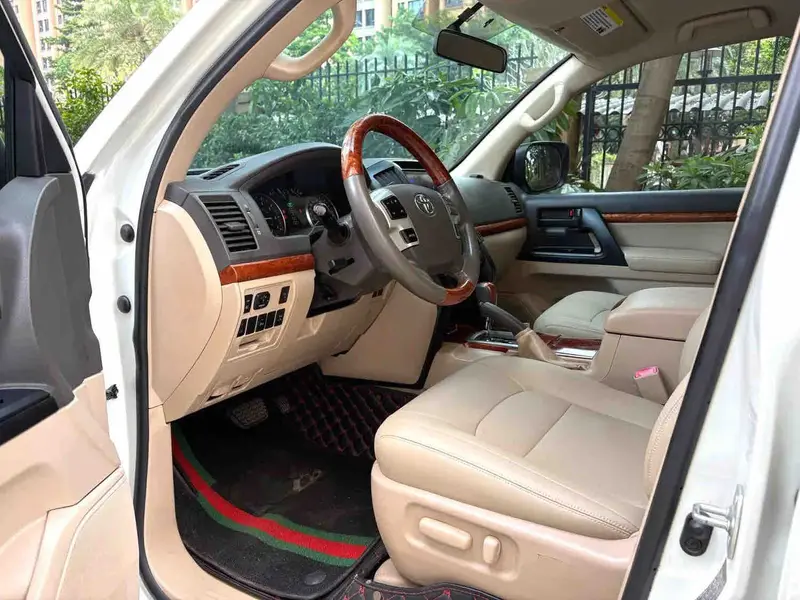 Vehicle photo 8