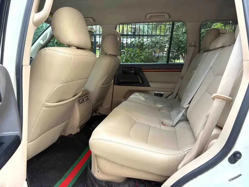 Vehicle photo 9