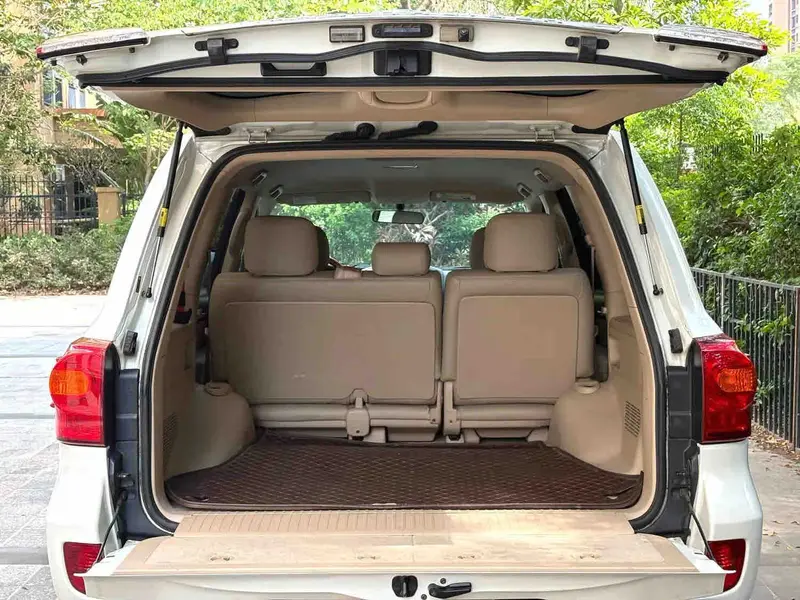 Vehicle photo 10