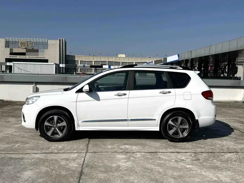 Vehicle photo 2