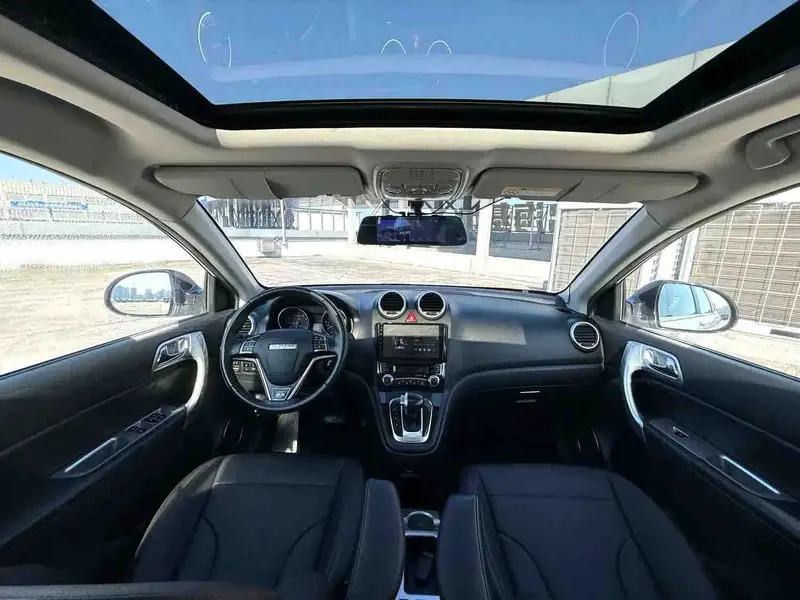 Vehicle photo 4