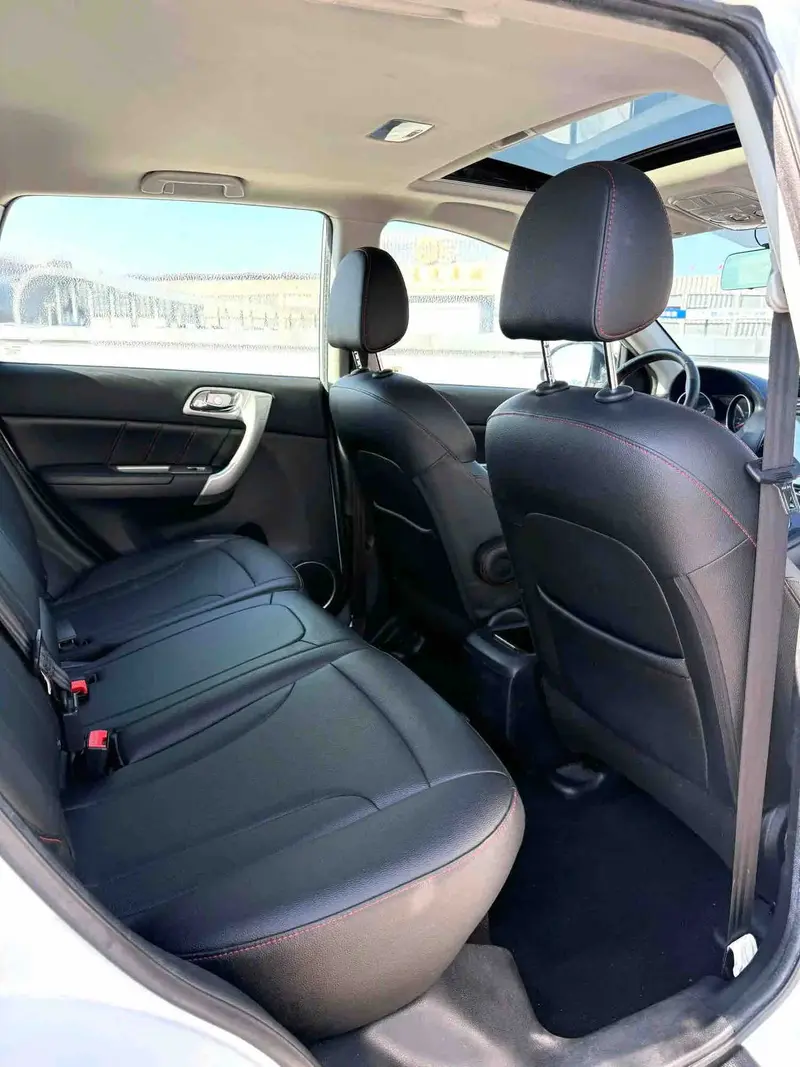 Vehicle photo 5